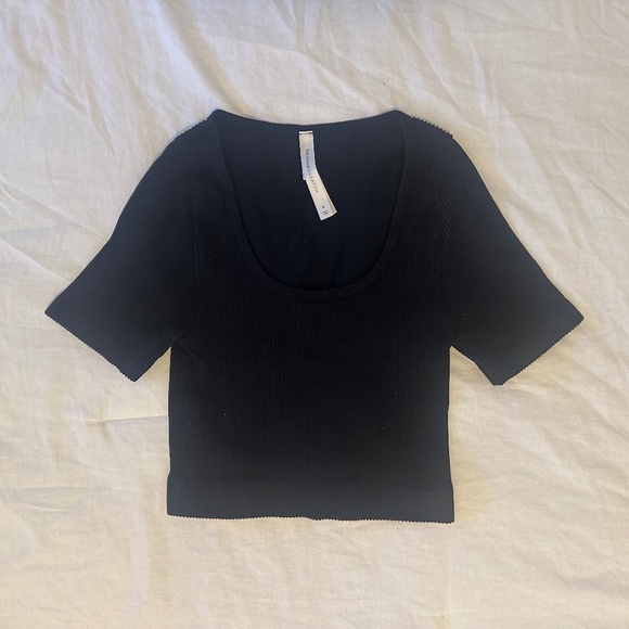 Babaton Scoop Neck Ribbed Cropped Top - Picture 1 of 2